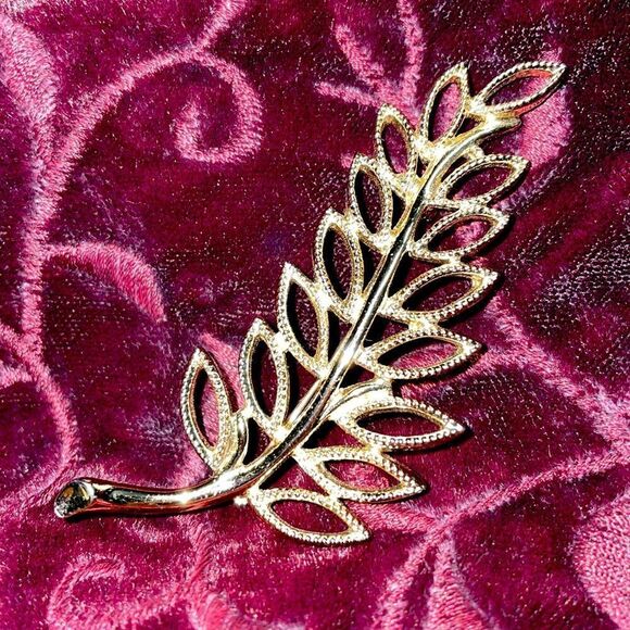 Vintage gold tone open design leaf pin about 3 inches long - Picture 1 of 5
